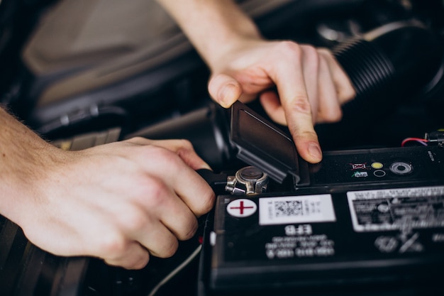 Hombre de reparación haciendo servicio de coche