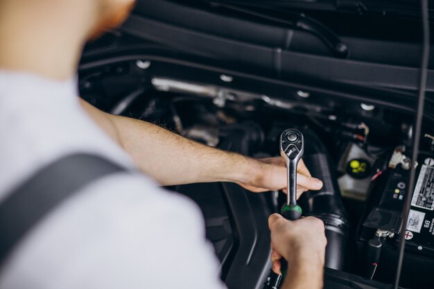 Hombre de reparación haciendo servicio de coche