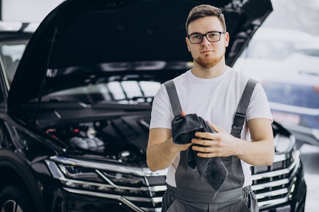 Foto gratuita hombre de reparación haciendo servicio de coche