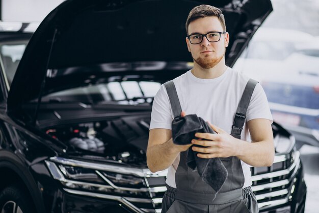 Hombre de reparación haciendo servicio de coche