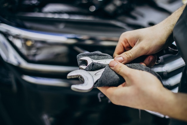 Hombre de reparación haciendo servicio de coche