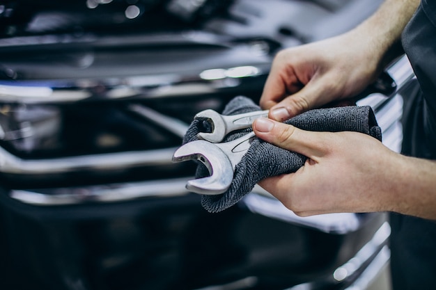 Hombre de reparación haciendo servicio de coche