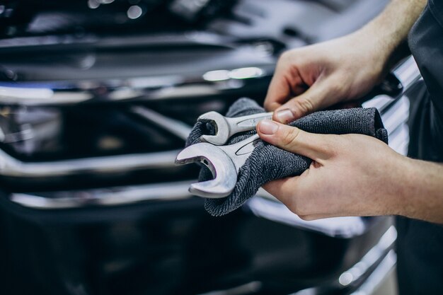 Hombre de reparación haciendo servicio de coche