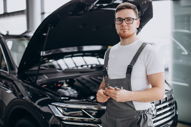 Hombre de reparación haciendo servicio de coche