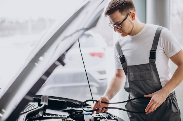 Foto gratuita hombre de reparación haciendo servicio de coche