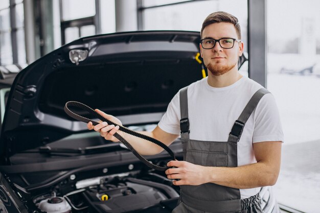 Hombre de reparación haciendo servicio de coche