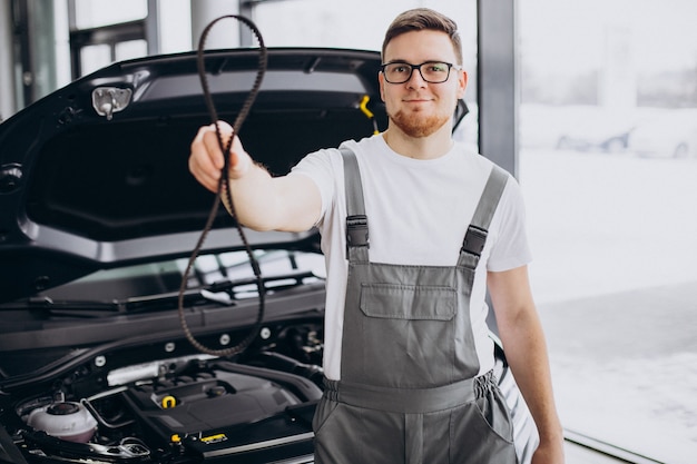 Foto gratuita hombre de reparación haciendo servicio de coche