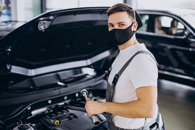 Foto gratuita hombre de reparación haciendo servicio de coche