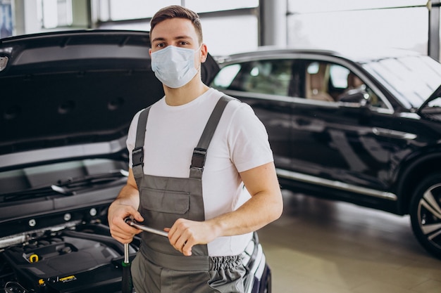 Foto gratuita hombre de reparación haciendo servicio de coche