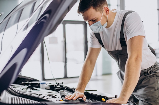 Foto gratuita hombre de reparación haciendo servicio de coche