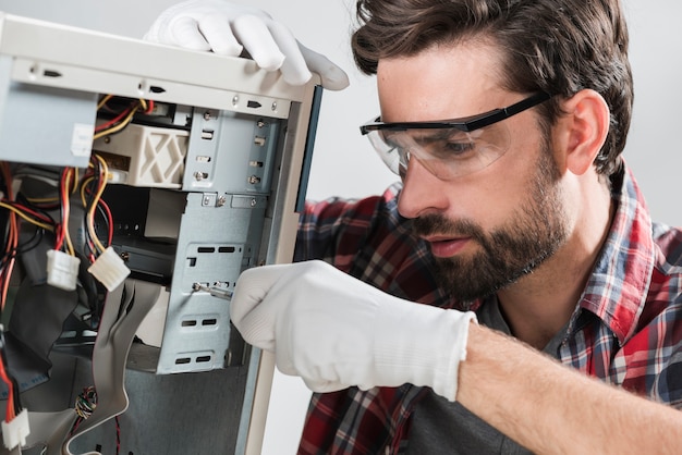 Hombre reparando cpu con destornillador