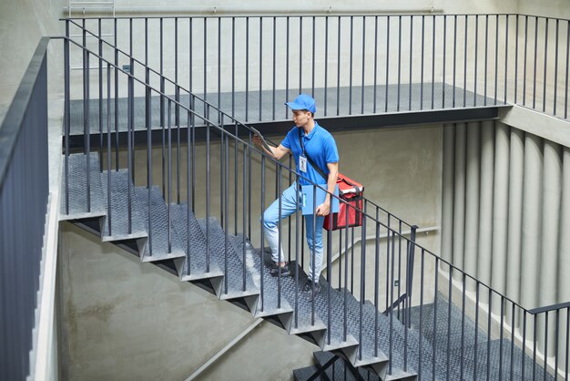 Hombre repartiendo comida