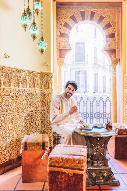 Foto gratuita hombre en restaurante arabe