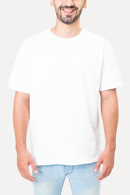 Hombre en retrato de estudio de camiseta blanca simple