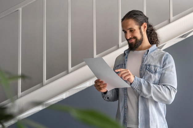 Hombre revisando algunas notas en el trabajo