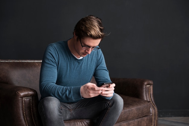 Hombre revisando las redes sociales en el teléfono