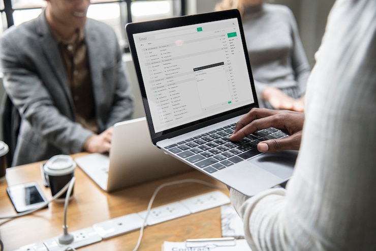 Foto gratuito hombre revisando su correo electrónico en una computadora portátil