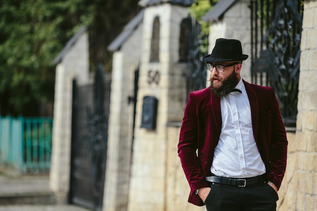 Foto gratuita un hombre rico con barba, pensando en negocios.