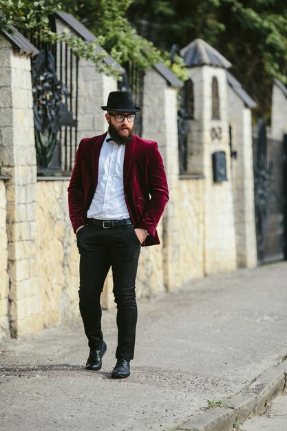 Un hombre rico con barba, pensando en negocios.