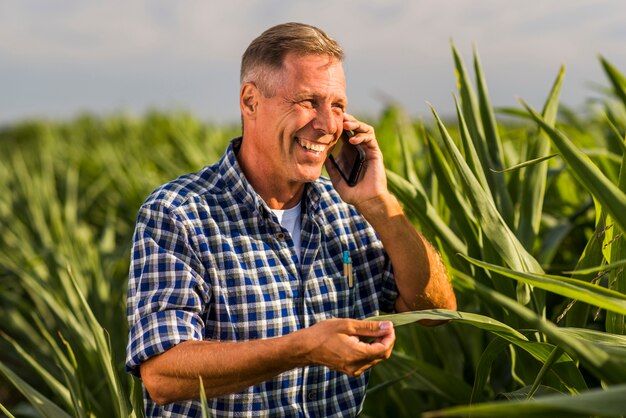 Hombre riendo hablando por teléfono