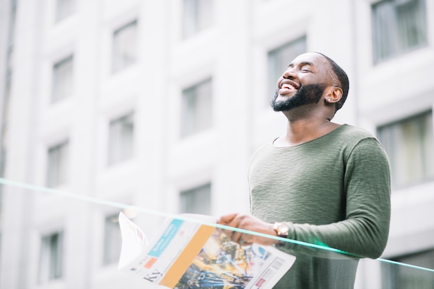 Foto gratuita hombre riendo leyendo periódico