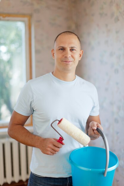 Hombre con un rodillo de pintura