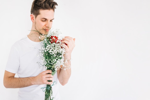 Hombre romántico con ramo floreciente