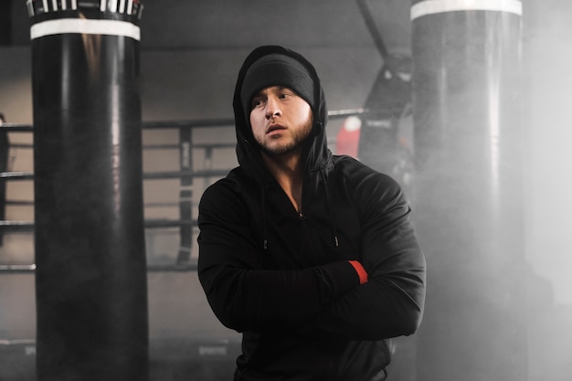 Hombre en ropa deportiva en el centro de entrenamiento de boxeo