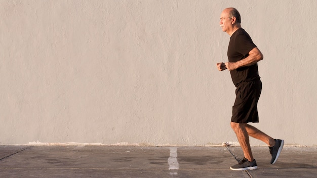 Hombre en ropa deportiva corriendo copia espacio