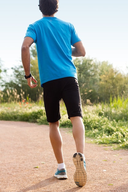 Hombre en ropa deportiva corriendo en un parque