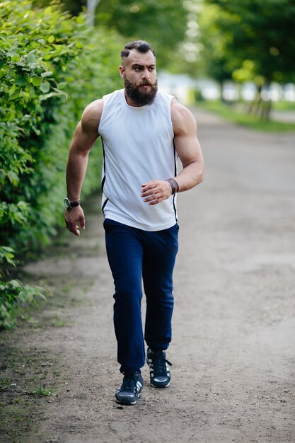 Hombre en ropa deportiva corriendo