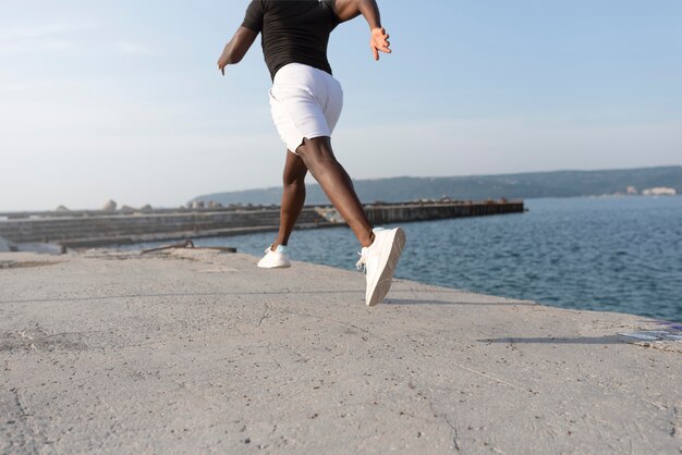 Hombre en ropa deportiva haciendo ejercicio al aire libre