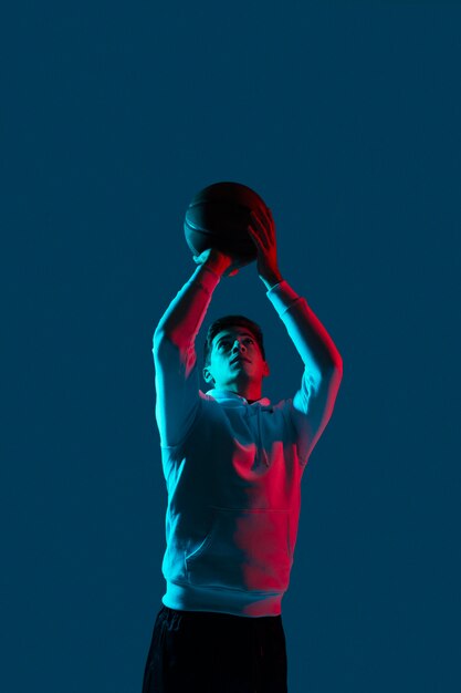 Hombre en ropa deportiva jugando baloncesto