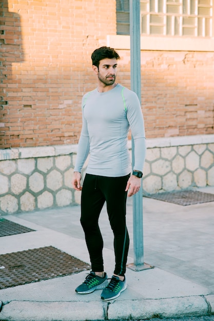 Foto gratuita hombre en ropa deportiva en el pavimento