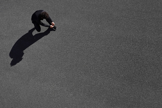 Hombre en ropa deportiva en la vista superior de la carretera