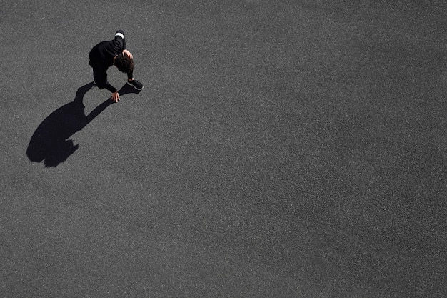 Hombre en ropa deportiva en la vista superior de la carretera