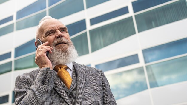 Hombre en ropa formal hablando por teléfono