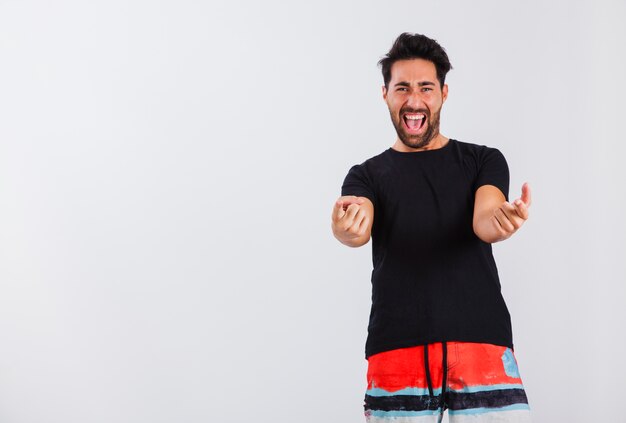 Hombre en ropa de playa celebrando