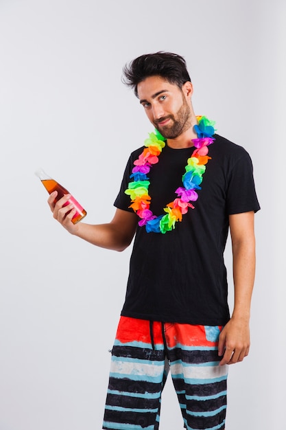 Hombre en ropa de playa concepto aloha