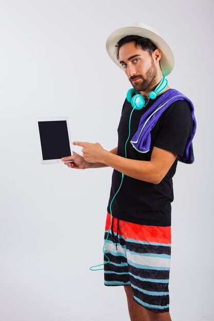 Hombre en ropa de verano apuntando a tablet