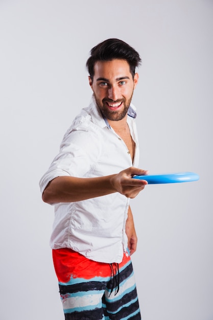 Hombre en ropa de verano con frisbee en la mano