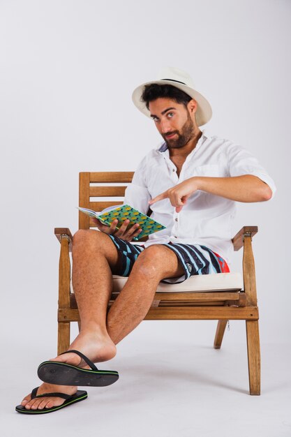 Hombre en ropa de verano con libro