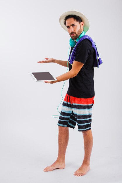 Hombre en ropa de verano mostrando peso de tablet