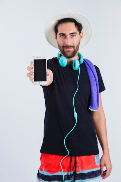 Hombre en ropa de verano mostrando smartphone vista cercana