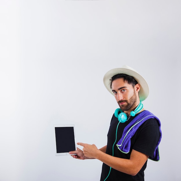 Hombre en ropa de verano presentando tablet vista cercana