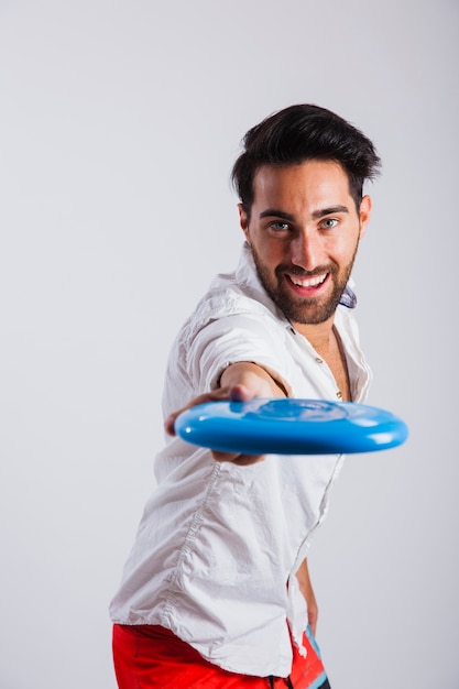 Hombre en ropa de verano sujetando frisbee vista cercana