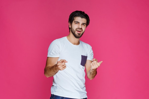 El hombre con rostro alegre siente mucha confianza y disfruta el momento.