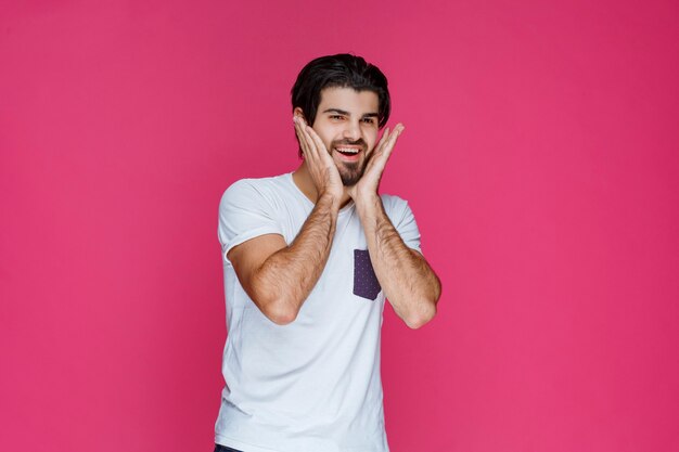 El hombre con rostro alegre siente mucha confianza y disfruta el momento.