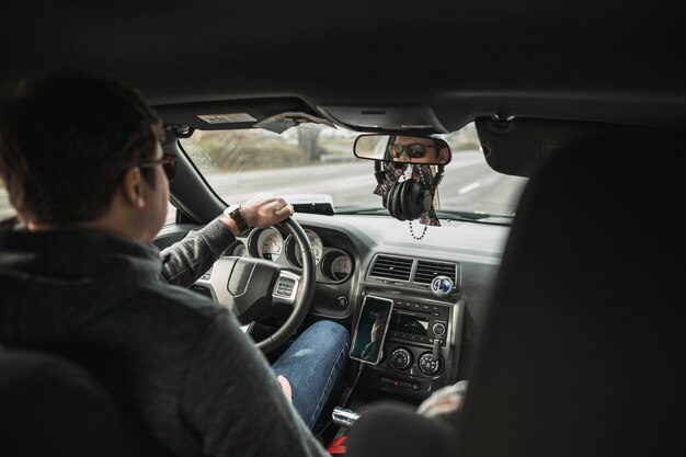 Hombre sin rostro conduciendo coche