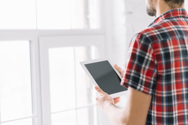 Foto gratuita hombre sin rostro con tableta